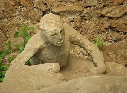 Los moldes de yeso hechos sobre los huecos que los cuerpos de los pompeyanos muertos dejaron en la ceniza petrificada se empezaron a realizar cuando las excavaciones pasaron a ser parte del Reino de Italia