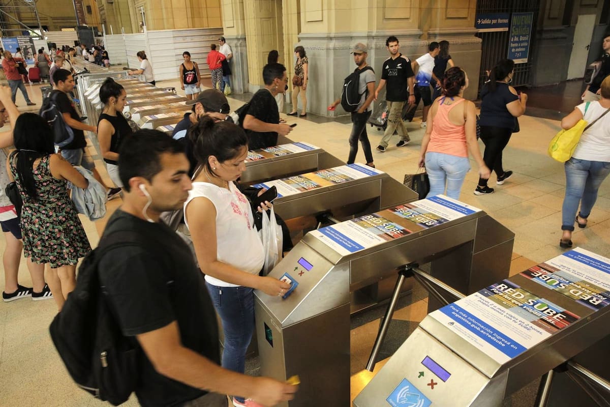 Los molinetes de las estaciones son higienizados de manera exhaustiva