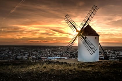 Los molinos de viento son una de las figuras más importantes de la simbología de Don Quijote de la Mancha.