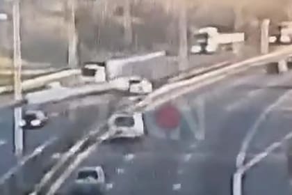 Los momentos anteriores al choque entre dos camionetas en el Camino del Buen Ayre