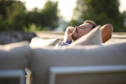 Los momentos de tranquilidad y silencio, sin pantallas, son la base para una higiene del sueño en vacaciones