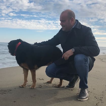 Los momentos en el que el hombre jugaba con su mascota cuando se encontraba bien de salud