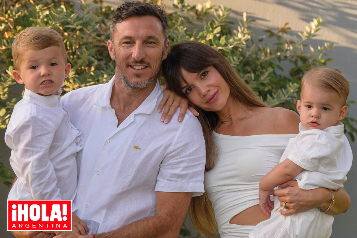Los Mónaco con look total white: Pico con Noah en brazos y
Diana con León