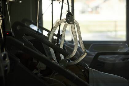Los monitores a los que están conectados los pacientes de terapia intensiva del Hospital Dr. Alberto Balestrini de La Matanza