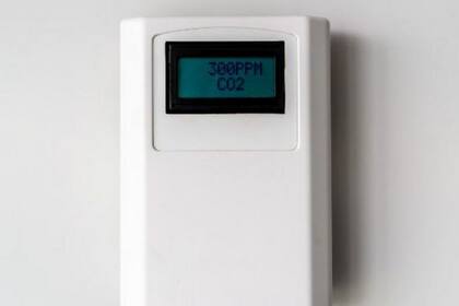 Los monitores de CO2 indican cuánto aire fresco hay en la habitación. "Yo recomiendo niveles de CO2 inferiores a 600 ppm"