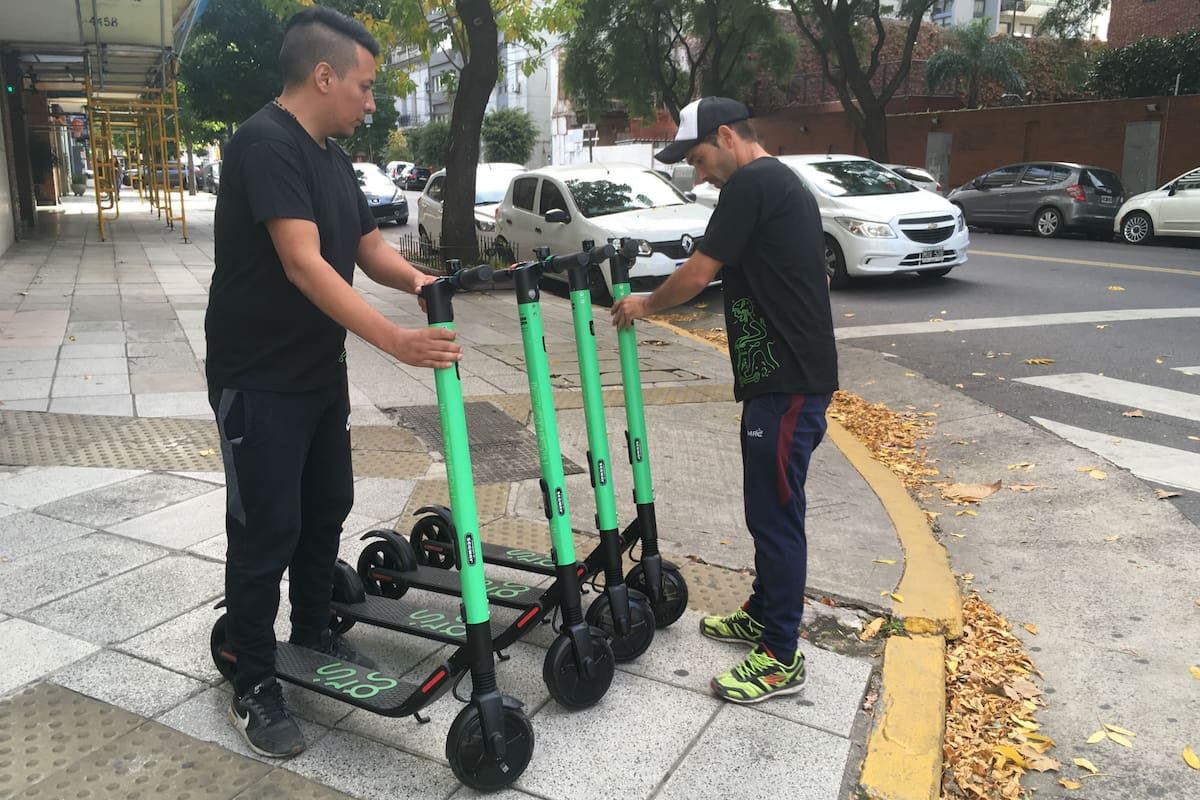 Los monopatines de la empresa Grin estuvieron a disposición de la gente el miércoles en Palermo con dos asistentes que guiaron a los usuarios