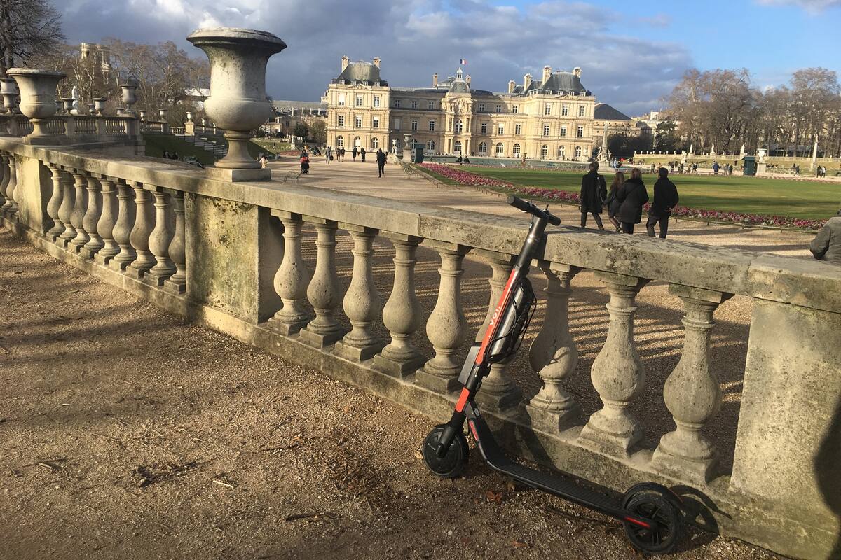 Los monopatines invadieron las ciudades del mundo, incluyendo los Jardines de Luxemburgo, y vienen por Buenos Aires