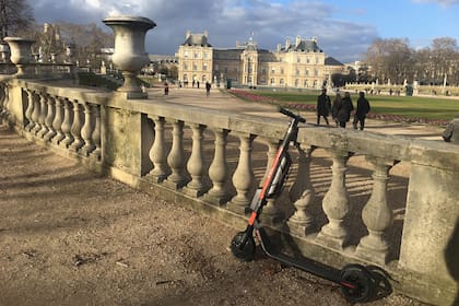Los monopatines invadieron las ciudades del mundo, incluyendo los Jardines de Luxemburgo, y vienen por Buenos Aires