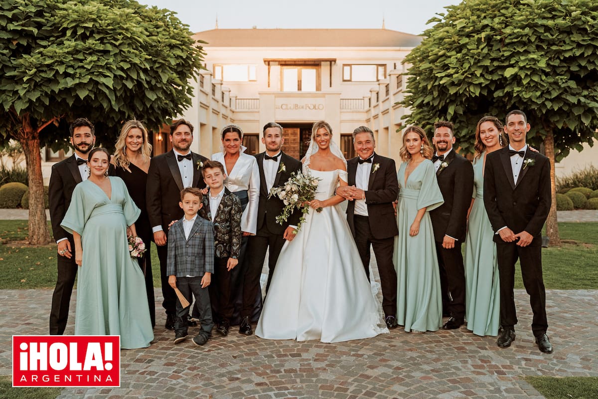 Los Montaner. Mientras los hombres vistieron esmoquin, las mujeres de la familia –que fueron las damas de honor– lucieron vestidos en color
verde humo. De izquierda a derecha: Camilo y Evaluna; Alejandro Montaner y Ximena Datorre, junto a sus dos hijos, Matías y Alejandro; Marlene
Rodríguez, Ricky, Stefi y Ricardo Montaner; Sara Escobar y Mau Montaner; Andrea Rodríguez (la sobrina de Marlene) y su marido, Cristóbal Brito.