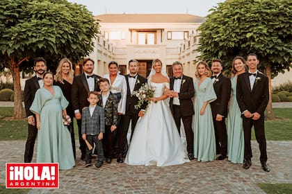 Los Montaner. Mientras los hombres vistieron esmoquin, las mujeres de la familia –que fueron las damas de honor– lucieron vestidos en color
verde humo. De izquierda a derecha: Camilo y Evaluna; Alejandro Montaner y Ximena Datorre, junto a sus dos hijos, Matías y Alejandro; Marlene
Rodríguez, Ricky, Stefi y Ricardo Montaner; Sara Escobar y Mau Montaner; Andrea Rodríguez (la sobrina de Marlene) y su marido, Cristóbal Brito.