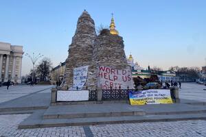 Los monumentos protegidos con bolsas de arena en Kiev (Crédito Elisabetta Piqué)