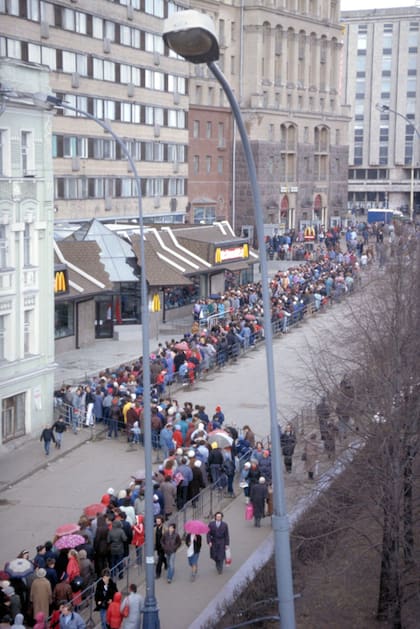 Los moscovitas, acostumbrados a hacer filas para obtener los productos del racionamiento, llegaron a esperar 8 horas para hacer su pedido