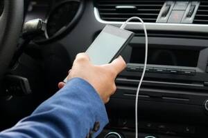 Los motivos por los cuales cargar el celular en el auto no es buena idea