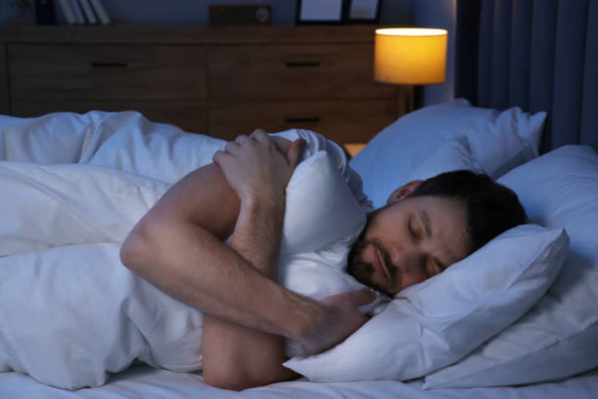 Los motivos por los que hay que evitar dormir con la luz encendida (Foto: iStock)