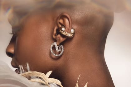 Los Moto Buds Loop, auriculares TWS de diseño abierto de Motorola, tienen una versión con cristales Swarovski incrustados