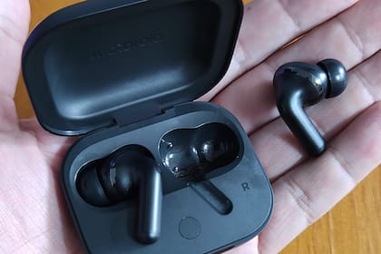 Los Moto Buds+ son los nuevos auriculares inalámbricos de Motorola; el audio está ecualizado por Bose