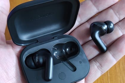 Los Moto Buds+ son los nuevos auriculares inalámbricos de Motorola; el audio está ecualizado por Bose