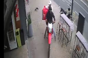 Los motochorros por darse a la fuga tras robarle la moto a un repartidor