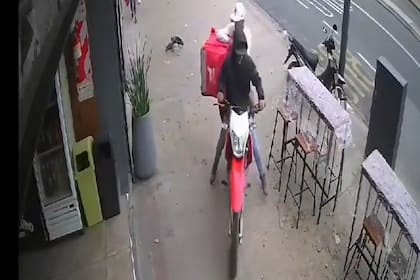 Los motochorros por darse a la fuga tras robarle la moto a un repartidor