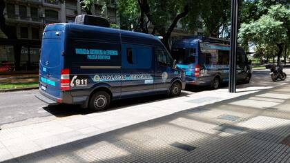 Los móviles de la Policía Federal Argentina que intervienen en la investigación