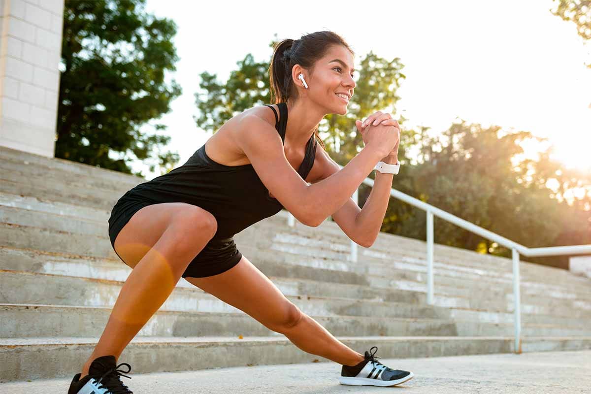 Los movimientos compuestos como sentadillas, estocadas y flexiones trabajan varios músculos y articulaciones al mismo tiempo