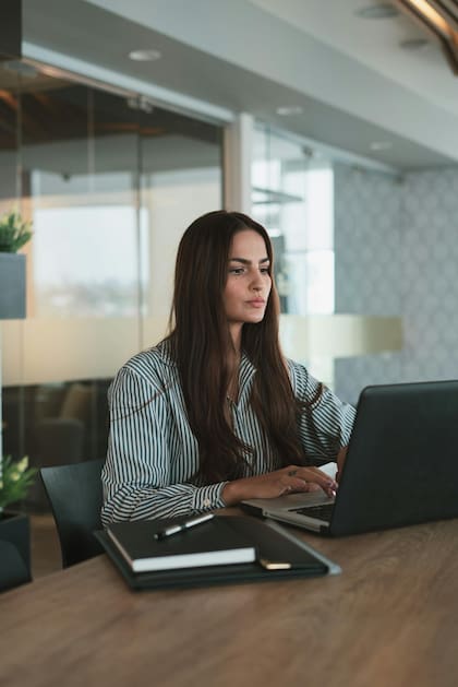 Los movimientos de los empleados son monitoreados para asegurar eficiencia.