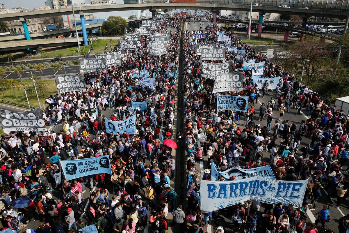 Los movimientos sociales aliados al Gobierno gestionan el apoyo de gremios de la CGT; la izquierda, en otro acto