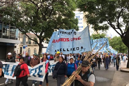 Los movimientos sociales marchan en la avenida 9 de Julio con fuertes críticas al Gobierno