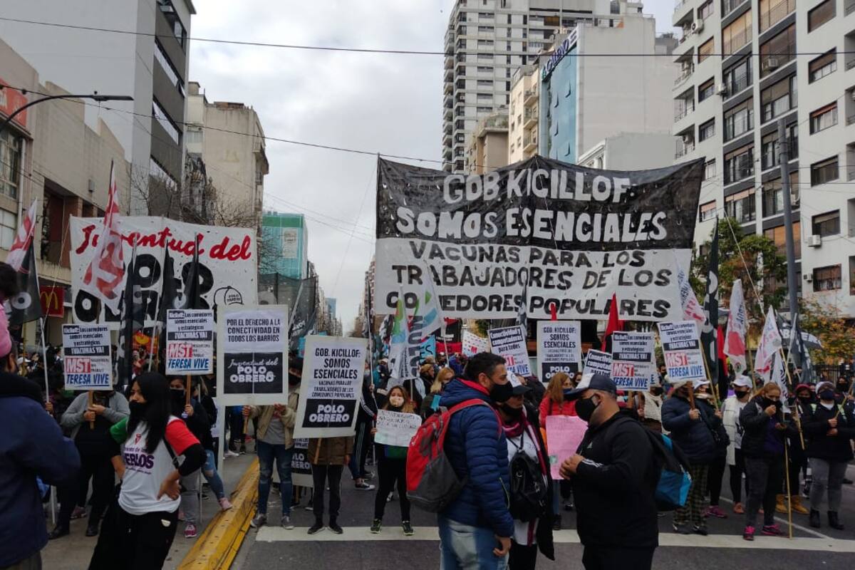 Los movimientos sociales reclaman al gobernador Axel Kicillof que destine vacunas para el personal que trabaja en los comedores y merenderos populares de la provincia de Buenos Aires