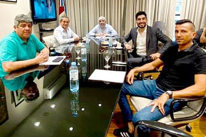 Los Moyano, en camioneros, con Sergio Sasia (Unión Ferroviaria) y Juan Pablo Brey (Aeronavegantes), en marzo pasado