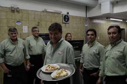 Los mozos de la pizzería Santa María, en una foto de Sebastián Vargas