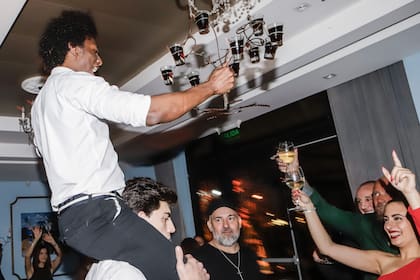 Los mozos son los primeros en romper la etiqueta en Bagatelle, sirviendo shots "a caballito" y con bengalas.