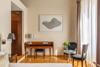 Los muebles de Atelier Bertelè, ebanistas italianos de pura cepa, y la obra de Bárbara Salvucci.