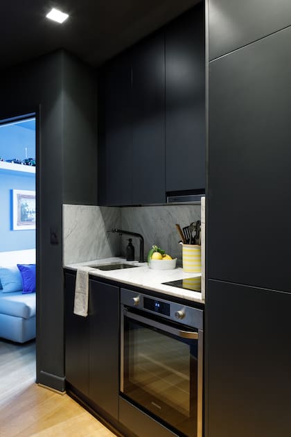 Los muebles de cocina (Cucina Montabile) ocultan la heladera, y la campana (Franke). Cocina con horno y anafe (ambos de Samsung). Bacha (Johnson Acero). Grifería (Ikea).