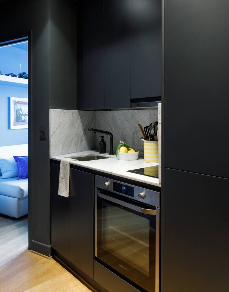 Los muebles de cocina (Cucina Montabile) ocultan la heladera, y la campana (Franke). Cocina con horno y anafe (ambos de Samsung). Bacha (Johnson Acero). Grifería (Ikea).