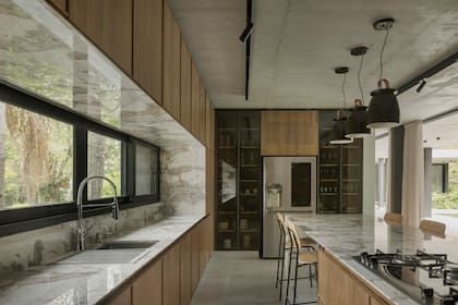 Los muebles de cocina fueron diseñados por el Estudio y fabricados por Luca Cocinas; son de petiribí con lustre natural; el vajillero, de melamina con puertas de vidrio. Lámparas colgantes (Espacio Iluminación).
