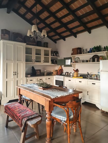 Los muebles de la cocina se hicieron a nuevo con un carpintero de la zona, pero mantienen el estilo de las clásicas cocinas de campo.