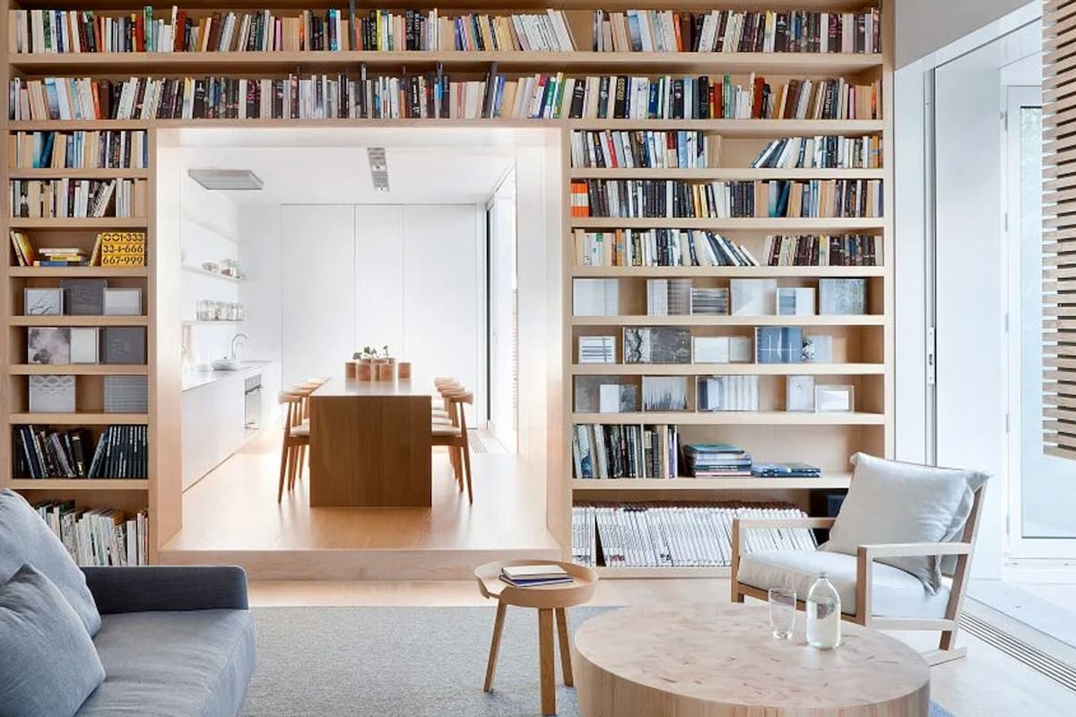 Los muebles de madera a juego crean un diseño interior cohesivo y elegante que es perfecto para una lectura relajada en esta casa ubicada en la ciudad de Melbourne