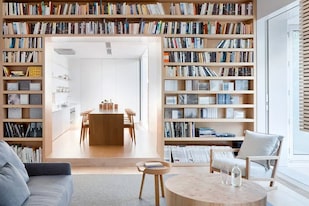 Los muebles de madera a juego crean un diseño interior cohesivo y elegante que es perfecto para una lectura relajada en esta casa ubicada en la ciudad de Melbourne