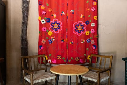 Los muebles de Renzo Galeano con un baetón antiguo