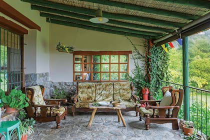 Los muebles del antiguo living se llevaron a la galería, techada y cerrada en sus extremos, lo que la convierte en un refugio sumamente cómodo y también sorprendente.