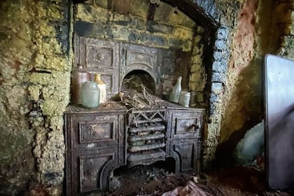 Los muebles, desgastados, dan cuenta del paso del tiempo