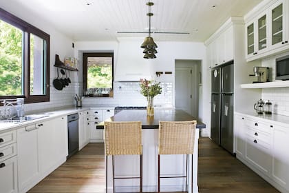 Los muebles, laqueados, tienen mesadas de Silestone.