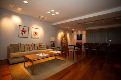 Los muebles originales se entremezclan con las pinturas, esculturas y fotografías de los artistas