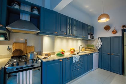 Los muebles, que se renovaron con pintura y tiradores de cobre, son idénticos tanto en la cocina como en el lavadero.