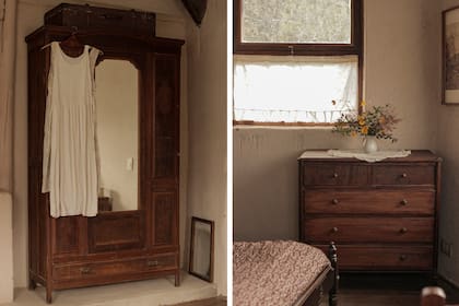 Los muebles reflejan la estética austera que eligen para sus espacios. Muchos son hallazgos antiguos, y otros los construyen con maderas recuperadas. “Aplicamos todas nuestras habilidades en la casa, ¡incluso las que no tenemos!”, confiesan entre risas.