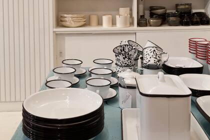 Los muebles restaurados donde se exhiben los productos también están a la venta.