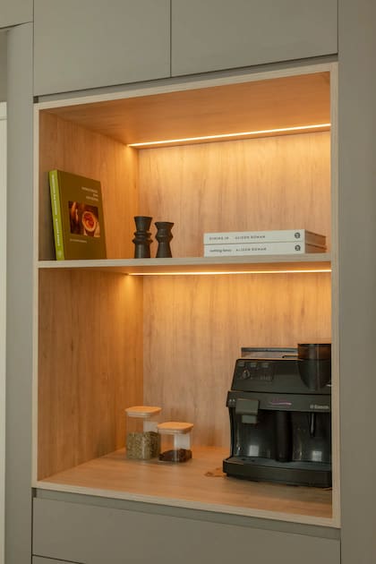 Los muebles se hicieron en melamina cajú y melamina gris tapir de FAPLAC (Parika Estudio).