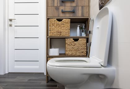 Los muebles verticales pueden ayudar a optimizar el almacenamiento en el baño