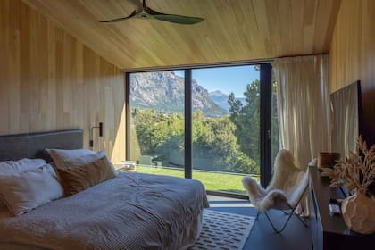 Los muebles y accesorios de los cuartos (luces, ventilador) hacen eco de los detalles negros de la planta principal.